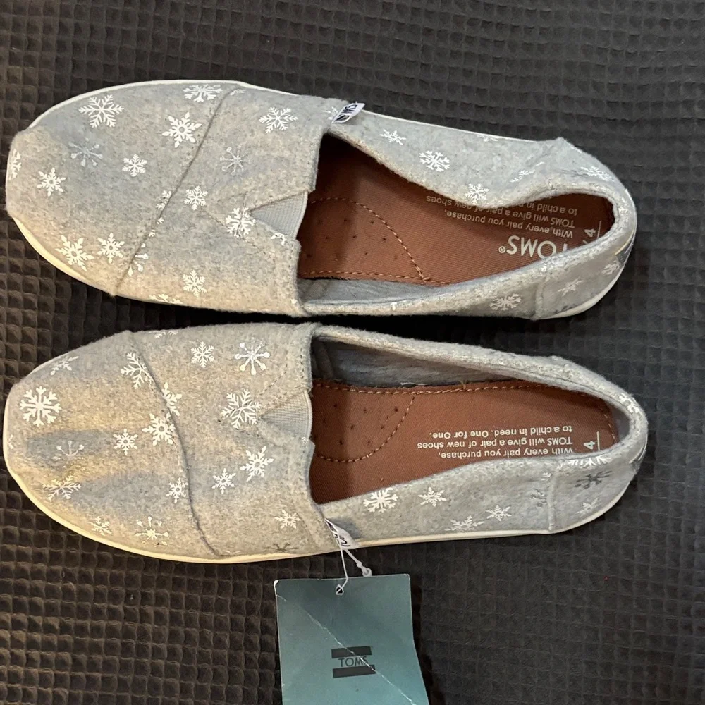 Toms Light Gray Slip-Ons with White Snowflake Pattern Youth Size 4 NWT